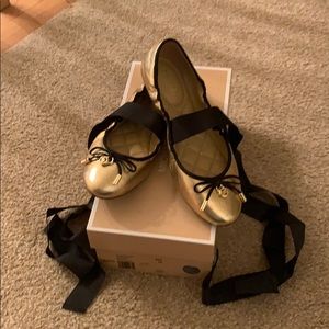 Micheal kors gold and black lace up flats size 6